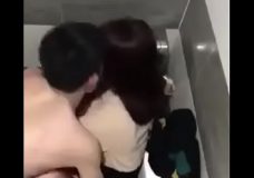 Địt em nhân viên trong nhà vệ sinh